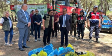 Burhaniye’de orman yangınlarına karşı ormanda çöp toplama etkinliği yapıldı