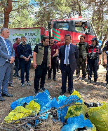 Burhaniye’de orman yangınlarına karşı ormanda çöp toplama etkinliği yapıldı