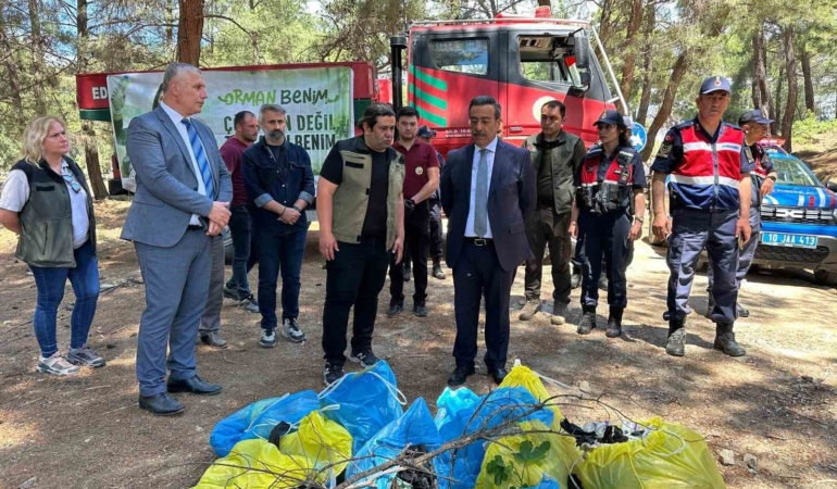 Burhaniye’de orman yangınlarına karşı ormanda çöp toplama etkinliği yapıldı