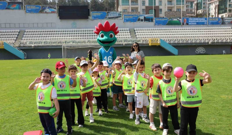 Spor Şenlikleri’nde sıra minik öğrencilerin