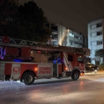Zeytinburnu’nda 4 katlı iş merkezinin çatısında yangın