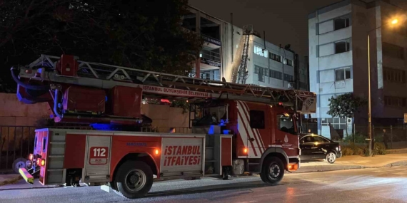Zeytinburnu’nda 4 katlı iş merkezinin çatısında yangın