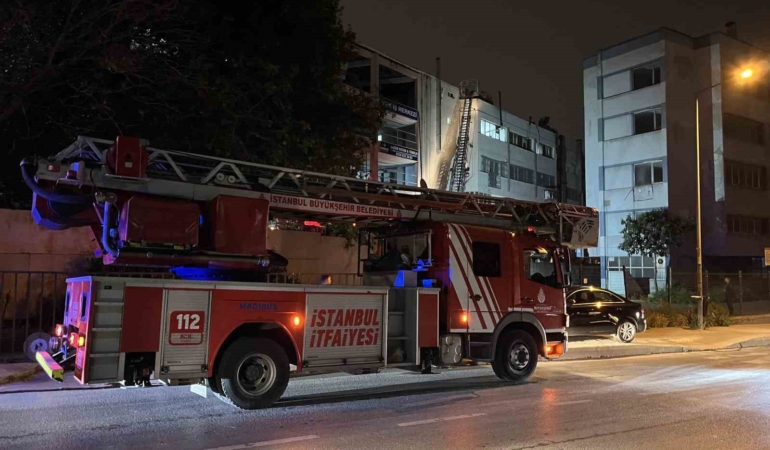 Zeytinburnu’nda 4 katlı iş merkezinin çatısında yangın