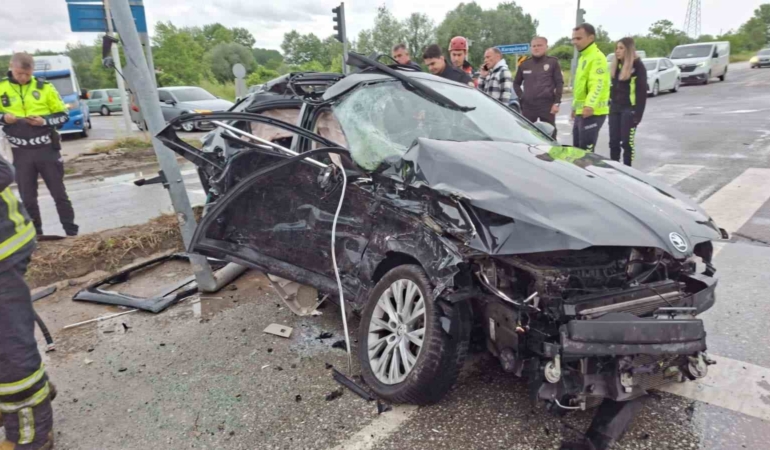 Sakarya’da otomobil, minibüs ve tır çarpıştı: 4’ü ağır 6 yaralı