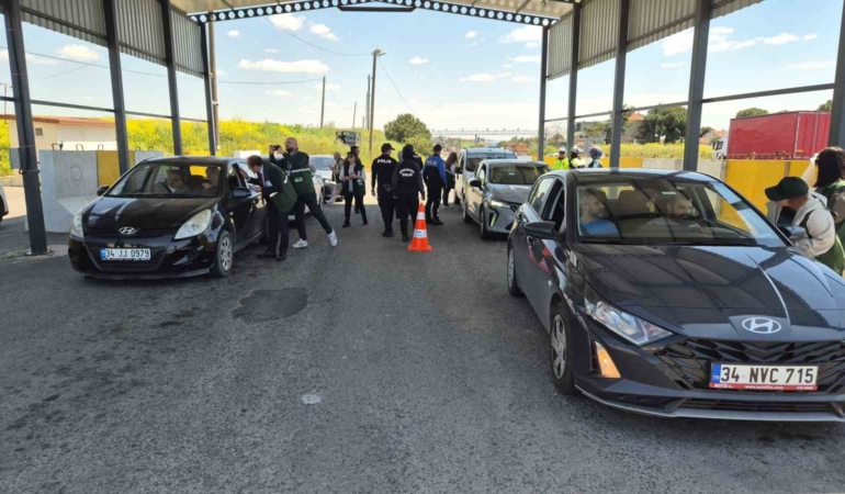 Sürücülere net mesaj: "Direksiyondayken ekrana değil yola bak"