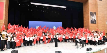 300 çocuktan oluşan korodan muhteşem konser