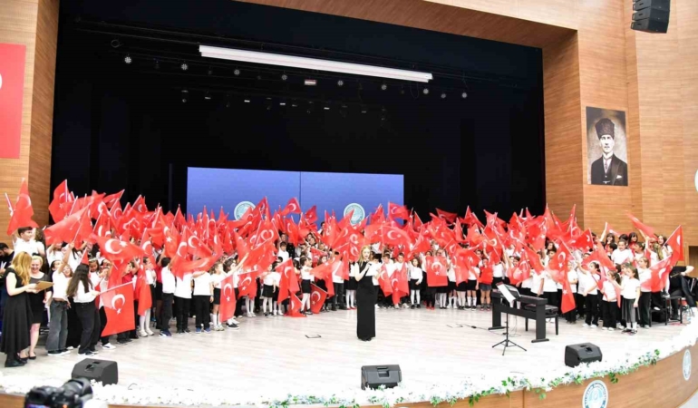 300 çocuktan oluşan korodan muhteşem konser