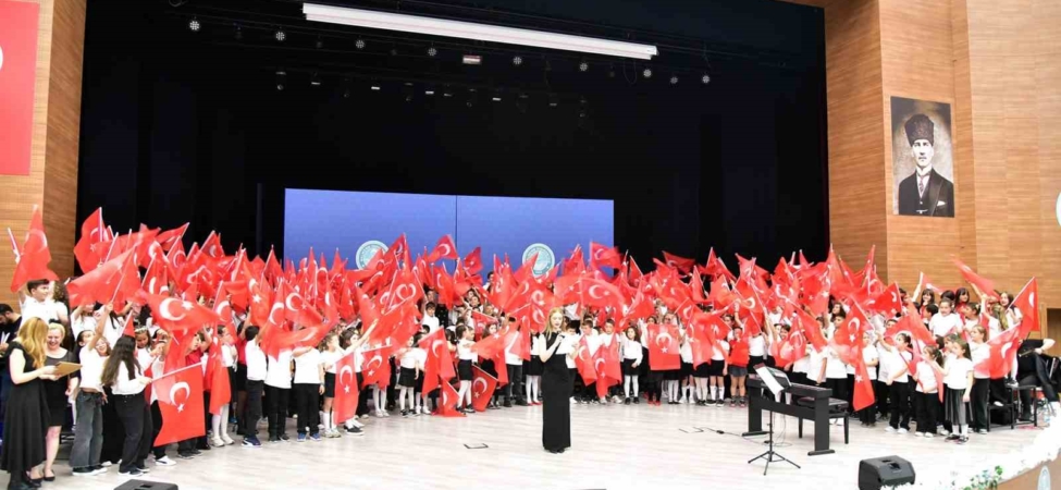 300 çocuktan oluşan korodan muhteşem konser