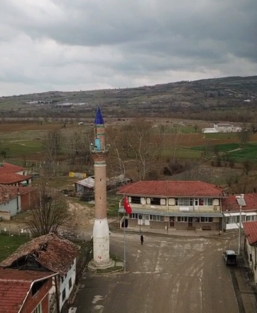 Camisiz minare köyün sembolü oldu