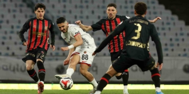 Trendyol Süper Lig: Fatih Karagümrük: 1 - Gençlerbirliği: 0 (İlk yarı)