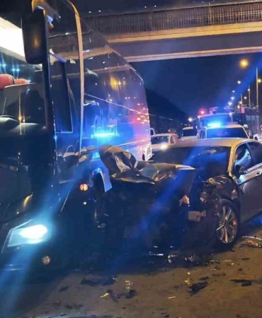 Ataşehir’de zincirleme kaza: Alkolü sürücü otobüse çarparak durabildi