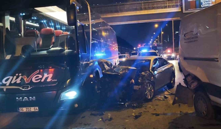 Ataşehir’de zincirleme kaza: Alkolü sürücü otobüse çarparak durabildi