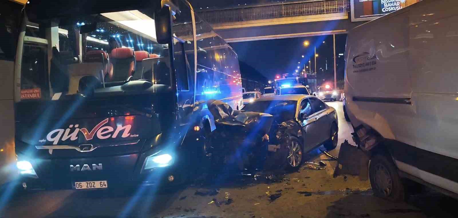 Ataşehir’de zincirleme kaza: Alkolü sürücü otobüse çarparak durabildi