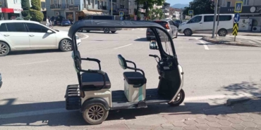 Devrilen elektrikli motosikletteki 3 kişi yaralandı