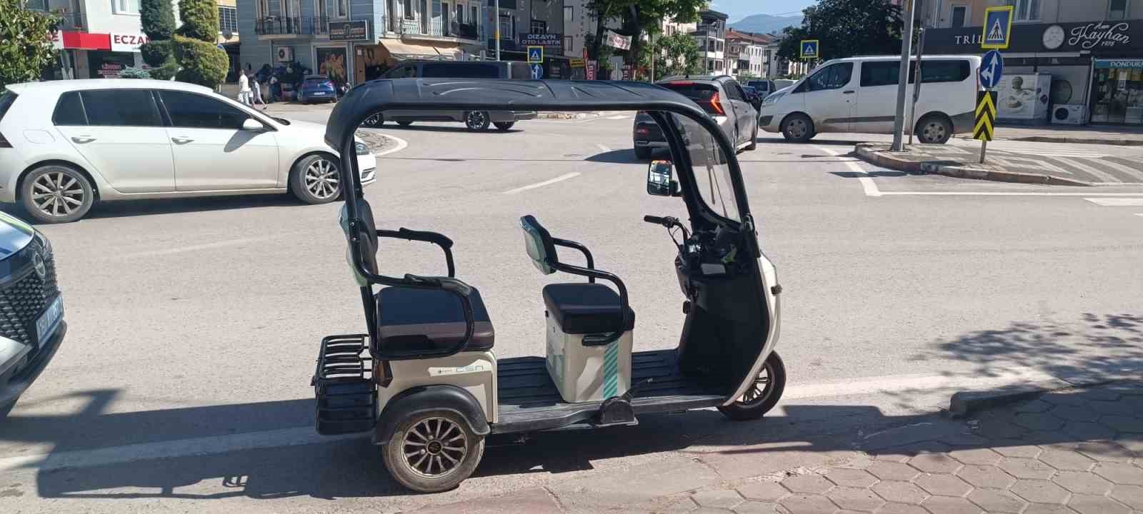 Devrilen elektrikli motosikletteki 3 kişi yaralandı
