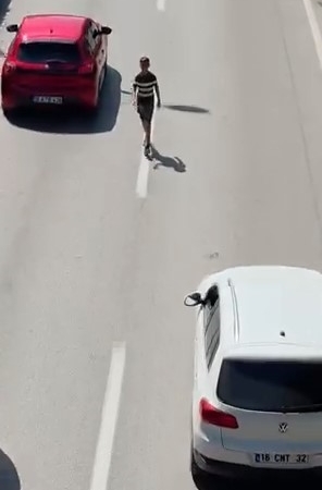Canını hiçe sayarak akan trafikte böyle yürüdü