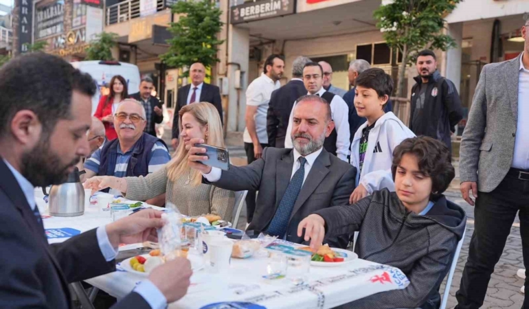 Kardeşlik ve dayanışma sofrası: Sancaktepeliler bayram sabahı Akın Caddesi’nde buluştu