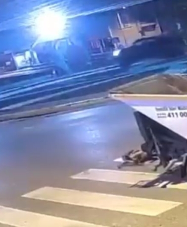 Motosiklet pikaba çarptı: 2 ağır yaralı