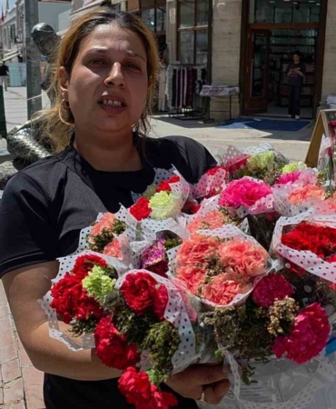 Edirne’de Anneler Günü’nde çiçek satan kadınlar