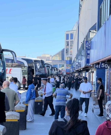 Bayram tatili dönüşleri başladı: 15 Temmuz Demokrasi Otogarı’nda yoğunluk yaşandı