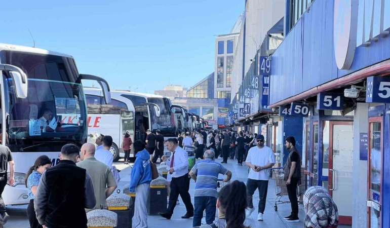 Bayram tatili dönüşleri başladı: 15 Temmuz Demokrasi Otogarı’nda yoğunluk yaşandı