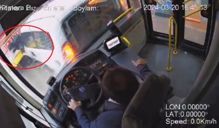 Otobüs şoförü uykuya daldı, önündeki araca çarptı… Lise öğrencisi iki aracın arasında böyle sıkıştı