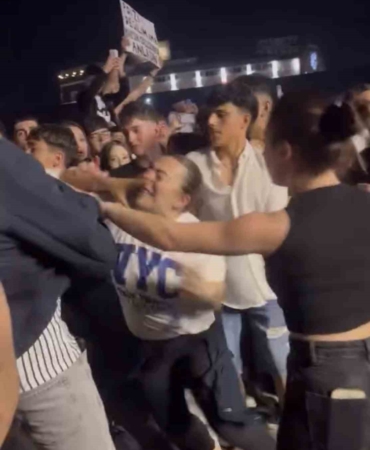 Konserde tekme ve yumruklar havada uçuştu