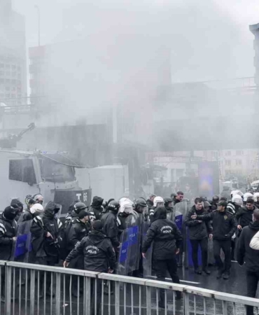 Mecidiyeköy’de tüm uyarılara rağmen dağılmayan gruba TOMA’yla müdahale
