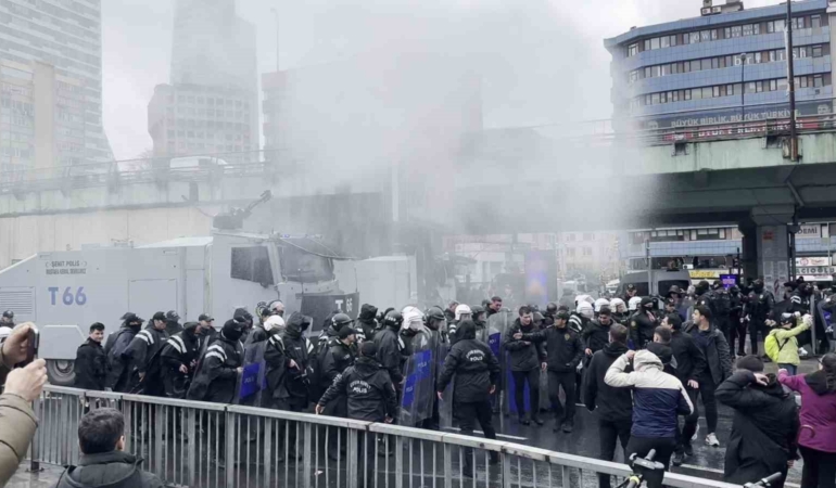 Mecidiyeköy’de tüm uyarılara rağmen dağılmayan gruba TOMA’yla müdahale