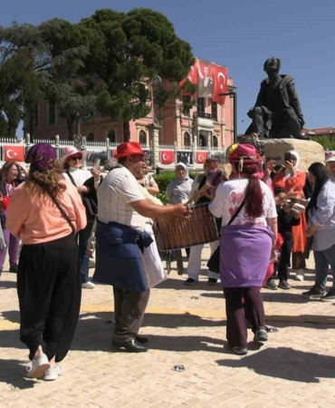 Binlerce turist Edirne’ye akın etti, Selimiye Meydanı doldu taştı: Esnaf bayram etti