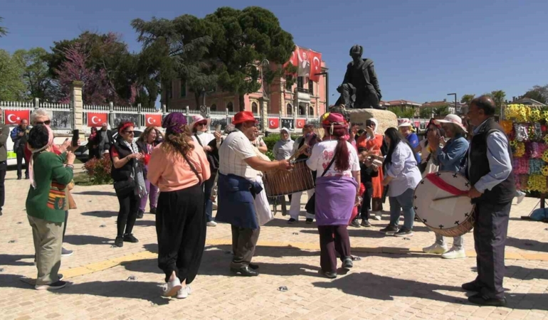 Binlerce turist Edirne’ye akın etti, Selimiye Meydanı doldu taştı: Esnaf bayram etti