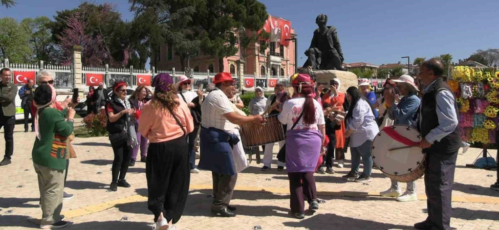 Binlerce turist Edirne’ye akın etti, Selimiye Meydanı doldu taştı: Esnaf bayram etti