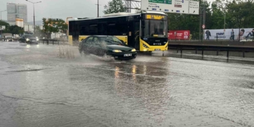 İstanbul’da sağanak etkisini göstermeye başladı: Yollar göle döndü