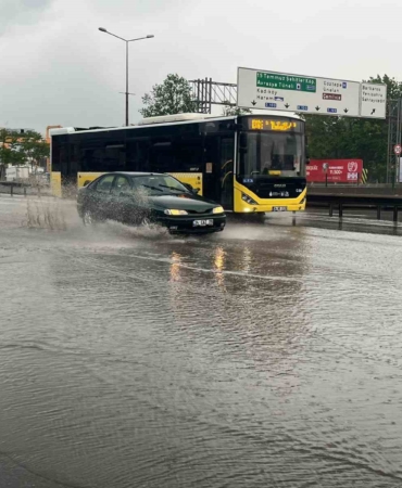 İstanbul’da sağanak etkisini göstermeye başladı: Yollar göle döndü