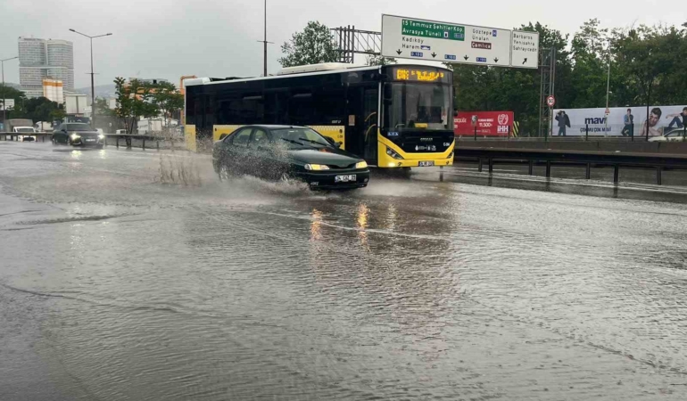İstanbul’da sağanak etkisini göstermeye başladı: Yollar göle döndü
