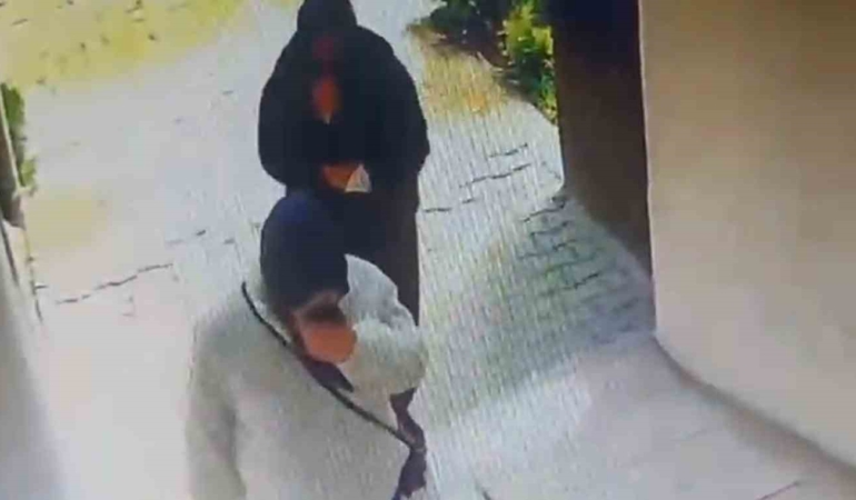 Evlerden hırsızlık yapan iki kadın kıskıvrak yakalandı