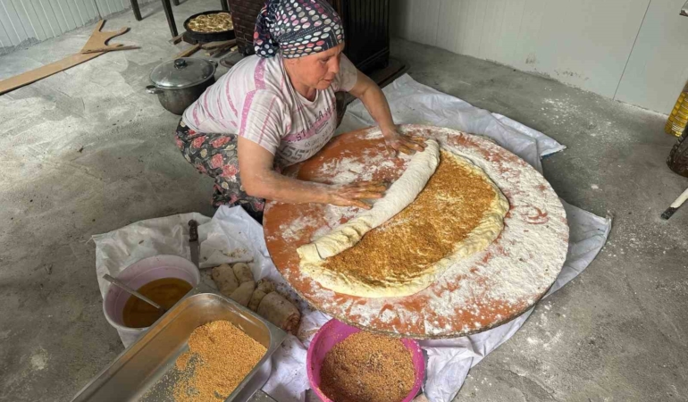 Bayrama özel köylerde taş fırınlarda pişen “bayram çöreği” yok satıyor