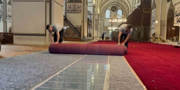 Bursa Ulucami’de halı yenileme çalışmaları başladı