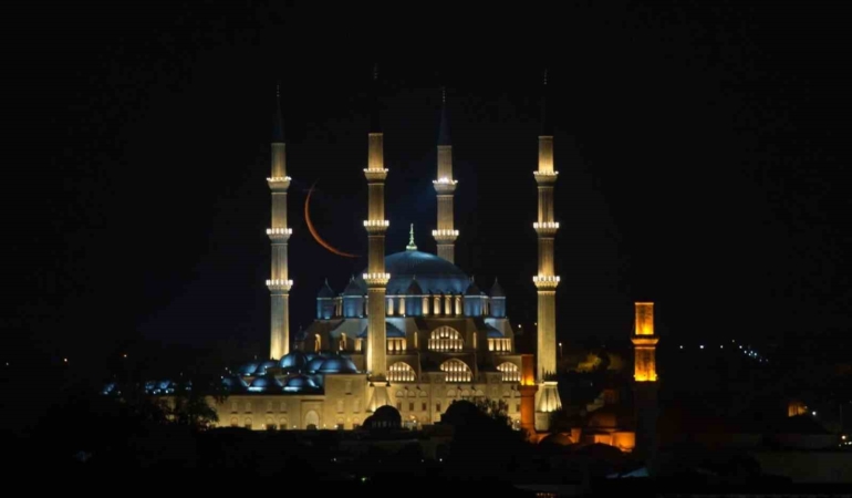 Selimiye’de hilalli sabah, objektiflere yansıdı