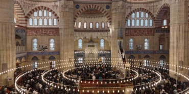 Bakan Güler Selimiye Camii’nde vatandaşlarla bayramlaştı