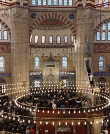 Bakan Güler Selimiye Camii’nde vatandaşlarla bayramlaştı