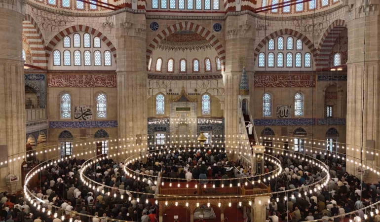 Bakan Güler Selimiye Camii’nde vatandaşlarla bayramlaştı