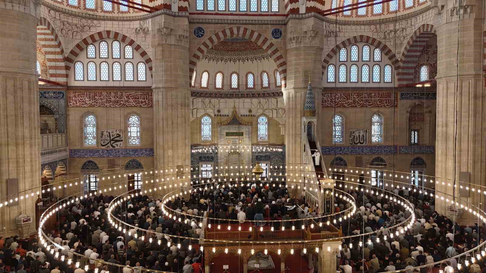 Bakan Güler Selimiye Camii’nde vatandaşlarla bayramlaştı