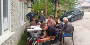 İnegöl’de öğrenciler kurbanlık bıçaklarını biledi