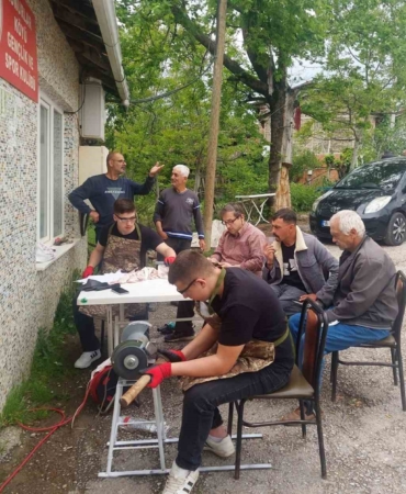 İnegöl’de öğrenciler kurbanlık bıçaklarını biledi