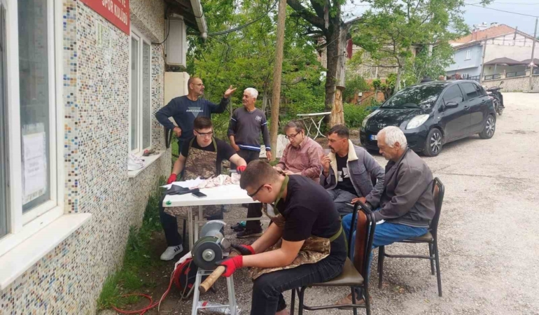 İnegöl’de öğrenciler kurbanlık bıçaklarını biledi