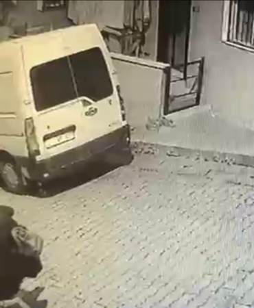 Kağıthane’de direğe dokunan çocuğa elektrik çarptı
