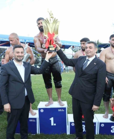 32. Kağıthane Yağlı Güreşleri’nde Seçkin Duman başpehlivan oldu