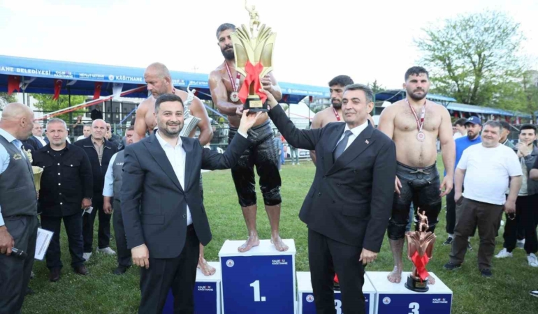 32. Kağıthane Yağlı Güreşleri’nde Seçkin Duman başpehlivan oldu