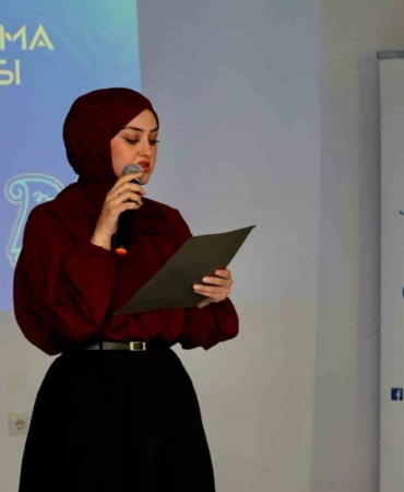 Şiir Okuma Yarışması’nda dereceye giren gençlere ödül